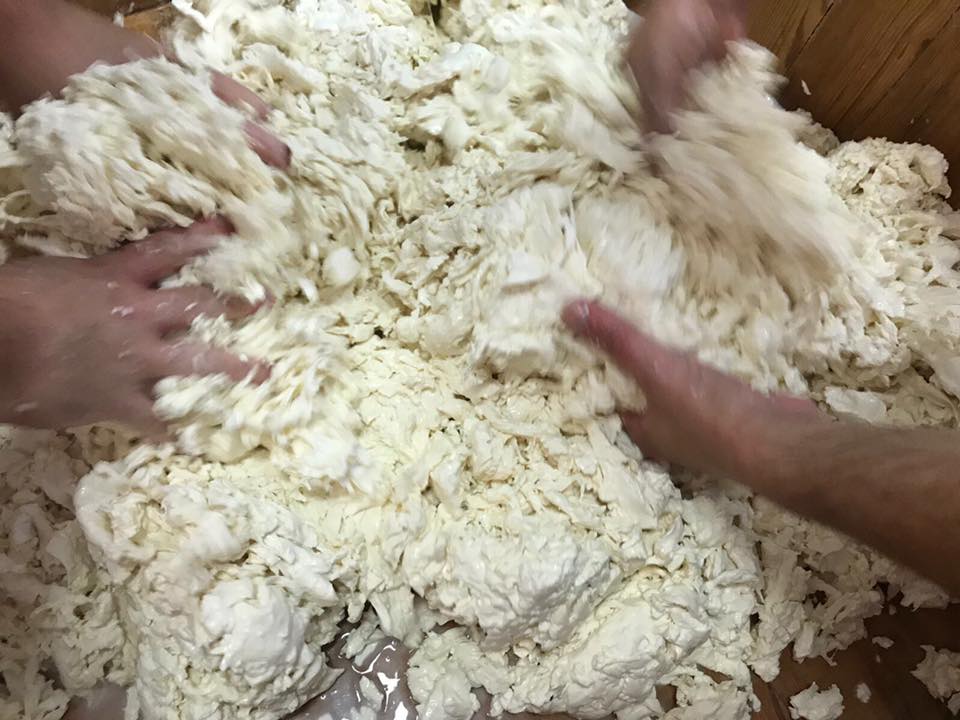 Lavorazione a mano della ricotta