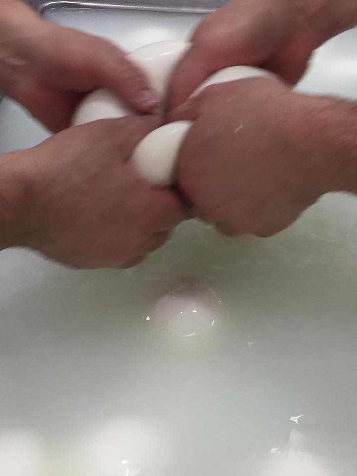 Lavorazione artigianale della mozzarella