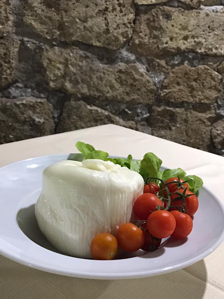 Ricotta su un piatto con pomodori freschi
