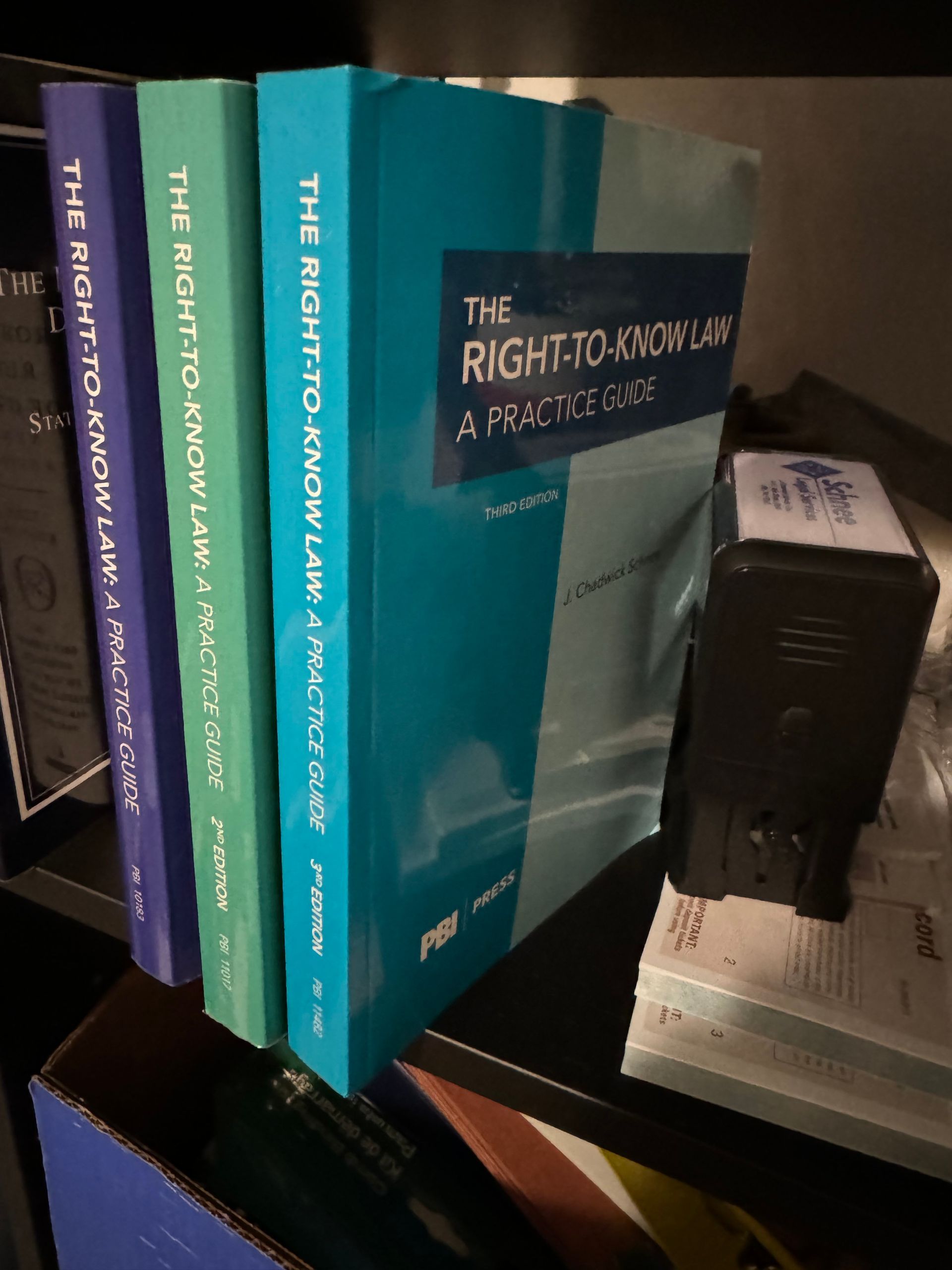 A book titled the right to know law a practitioner 's guide