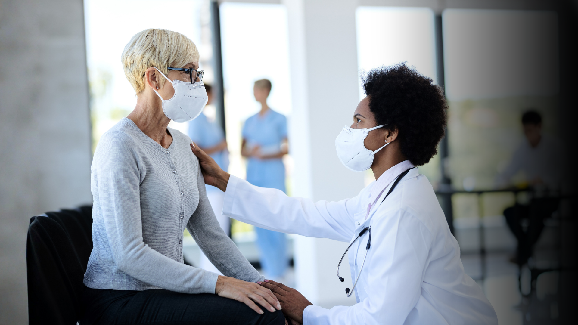 Médica e paciente mulher idosa