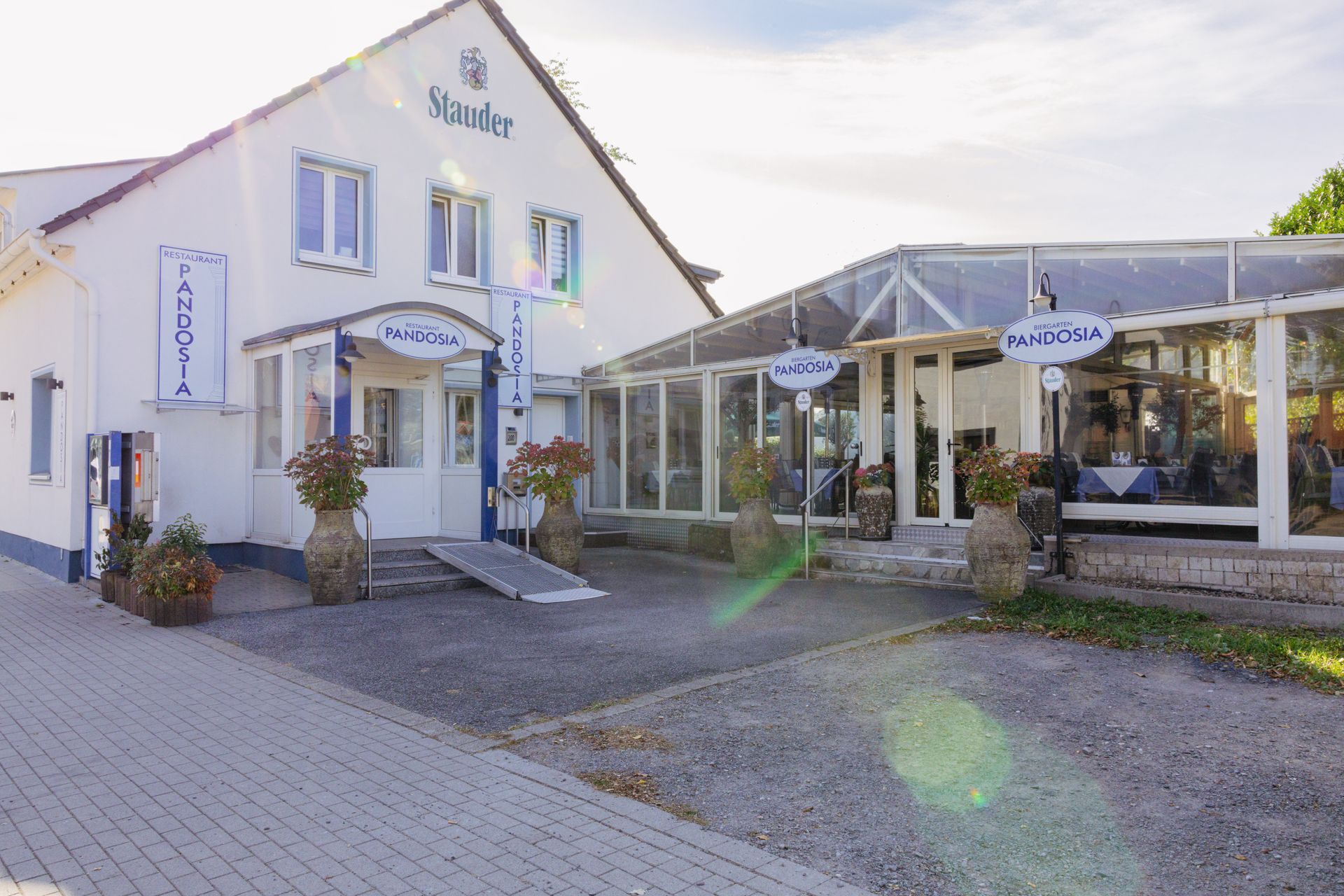 Pandosia Restaurant mit verglastem Gastraum, Zugang über Rampe.