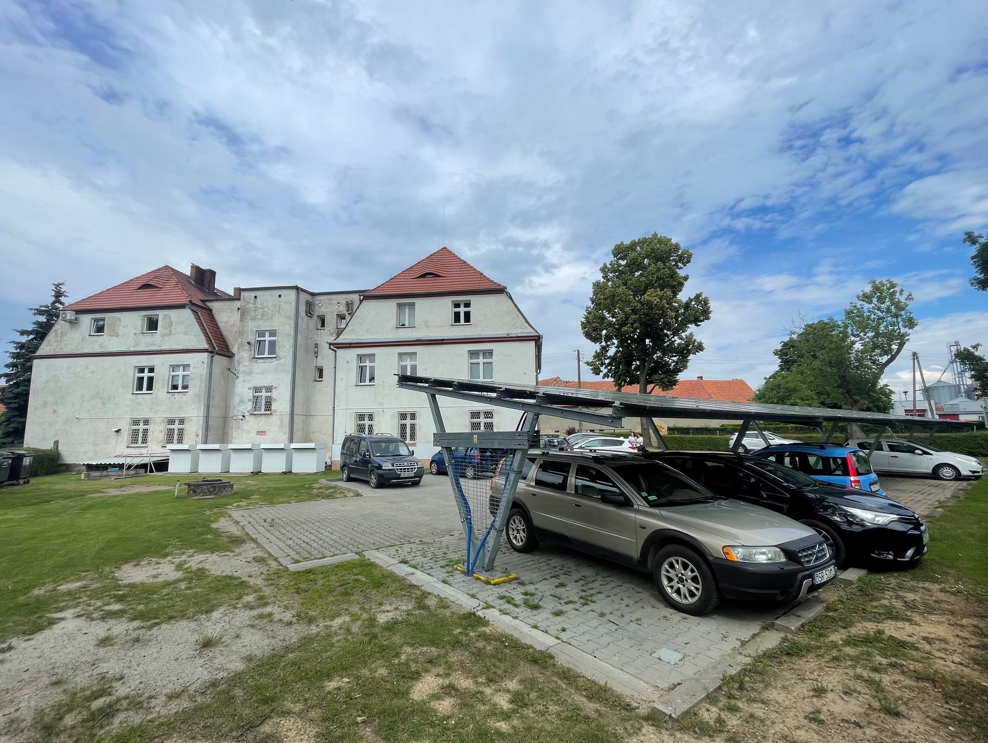 Instalacja paneli Bruk-Bet Solar i pomp ciepła Stiebel Eltron w obiekcie komercyjnym