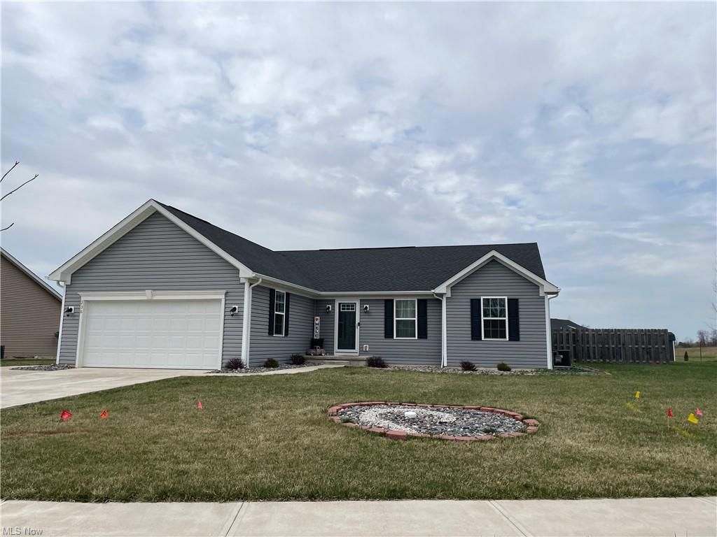 A dining room with a round table and chairs.