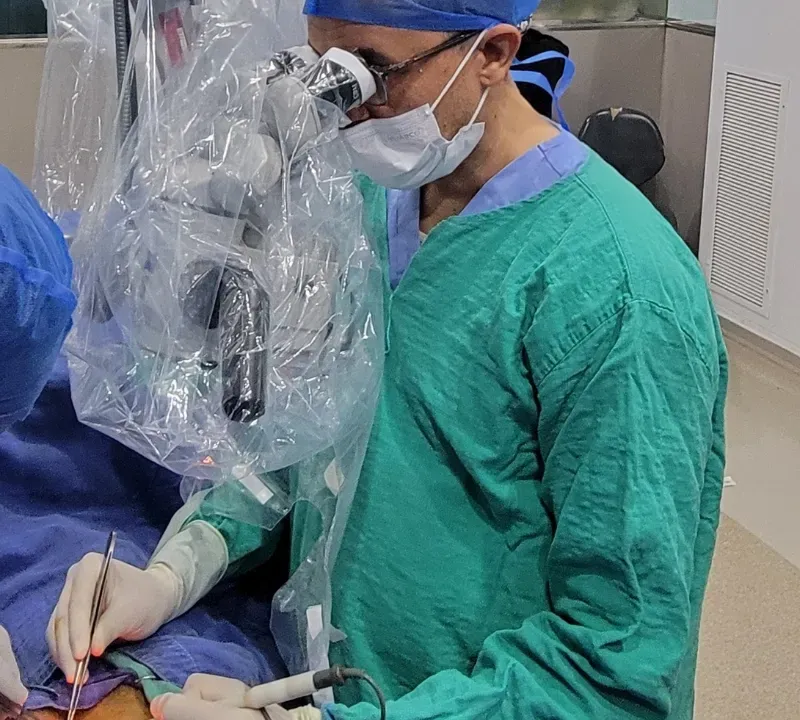 Dr Saghir Ouassil effectuant une cure de varicocèle sous microchirurgie.