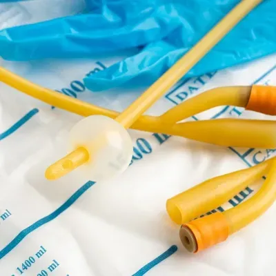 Pose ou retrait d’une sonde urinaire.