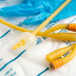 Pose ou retrait d’une sonde urinaire.