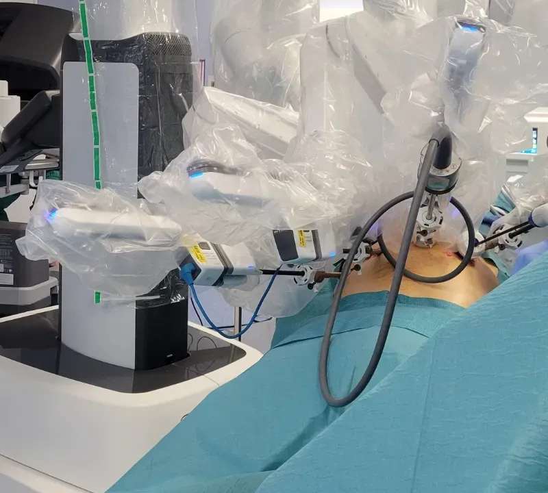 Dr Saghir Ouassil pratiquant une prostatectomie assistée par robot.