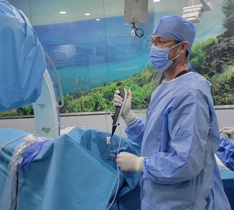 Dr Saghir Ouassil réalisant une urétéroscopie souple laser.