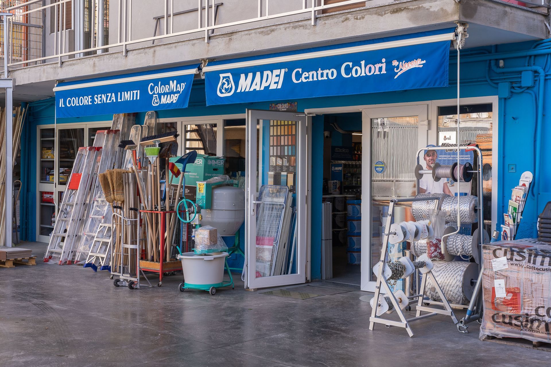 Una vetrina con una tenda blu che dice il colore senza limiti