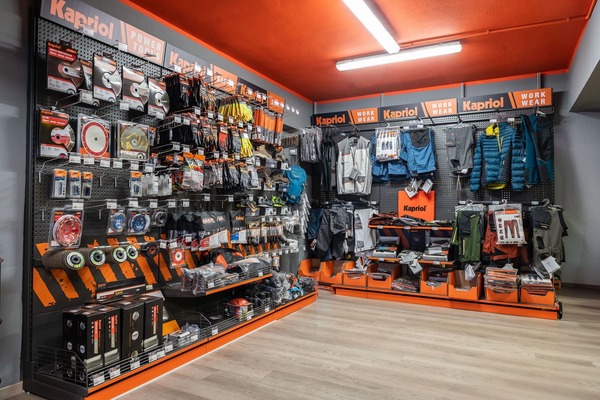 Un casco, guanti, occhiali protettivi e cuffie antirumore sono su un tavolo di legno.