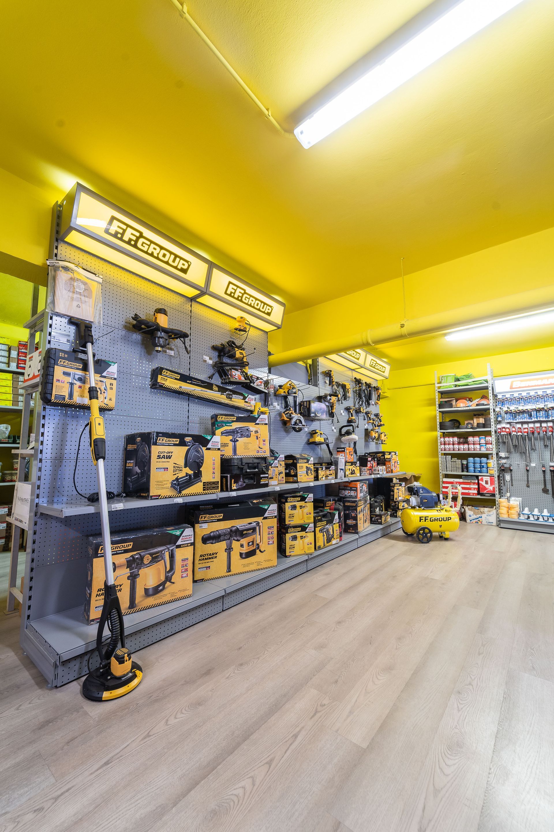 Una fila di scaffali pieni di attrezzi in un negozio.