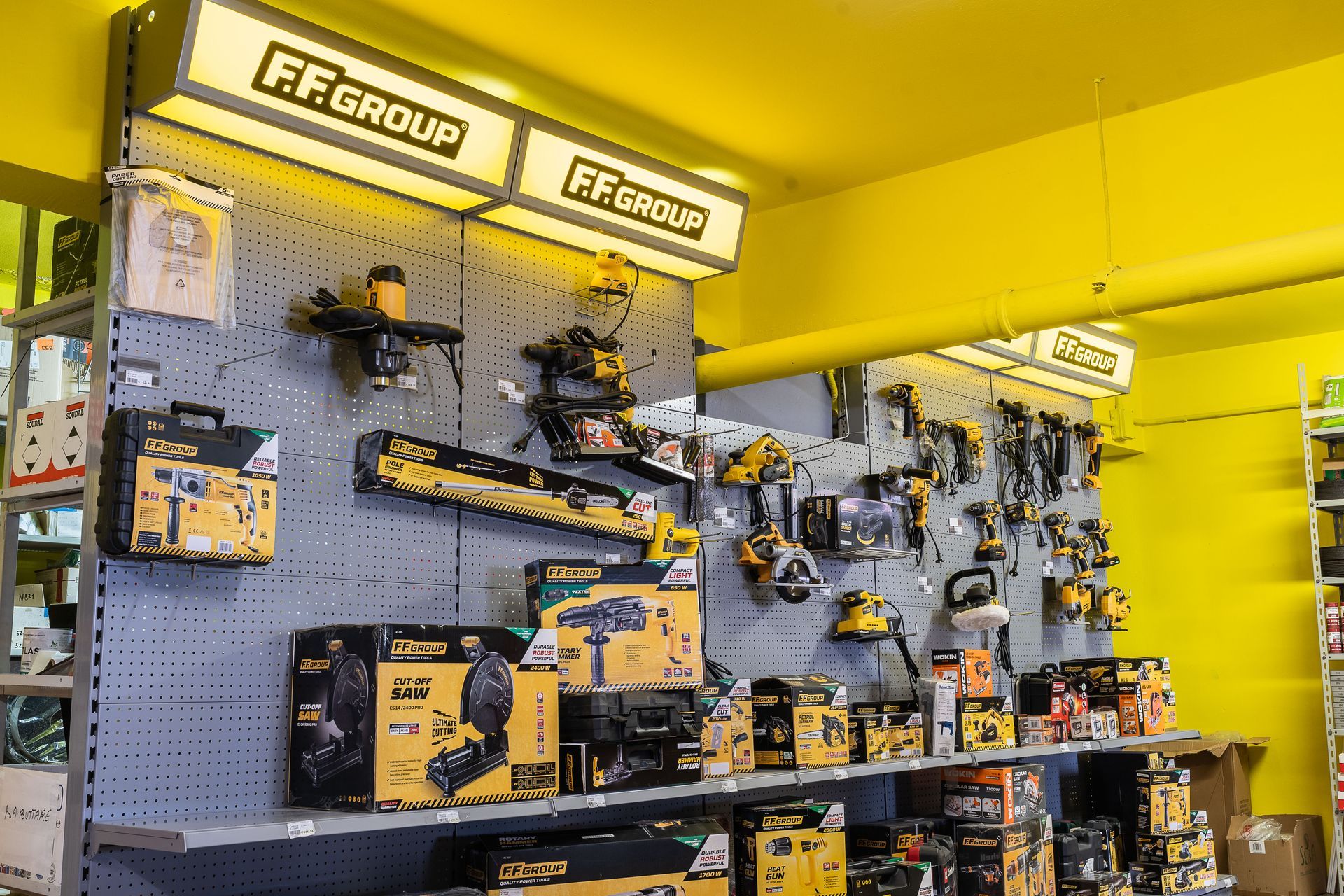 Un barile nero con la scritta Kapriol è appoggiato accanto a una valigetta.