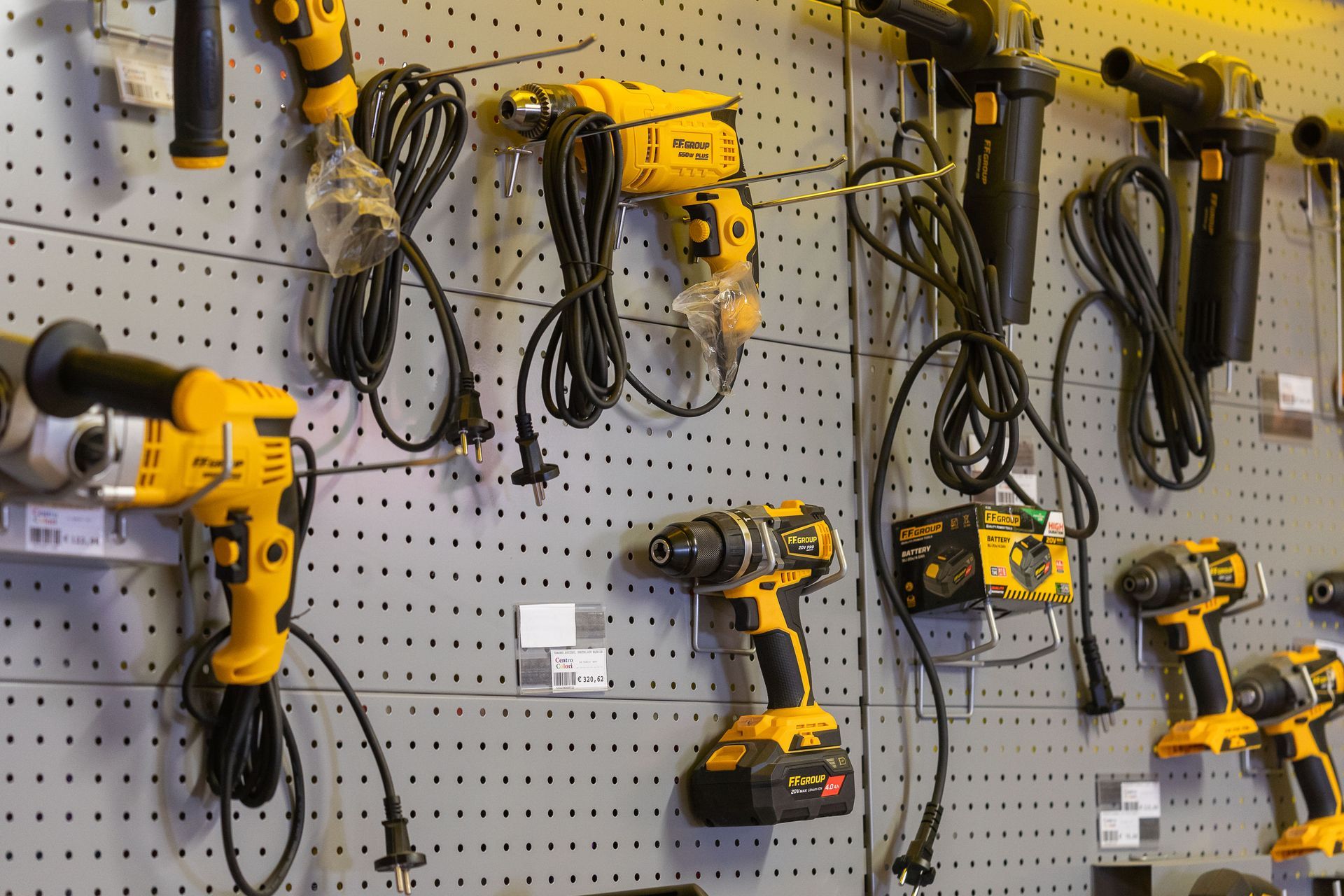 Una varietà di lame circolari sono esposte sullo scaffale di un negozio.