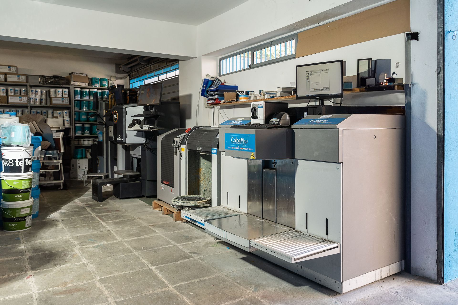 Un primo piano di una ruota dei colori dell'arcobaleno su uno sfondo bianco.