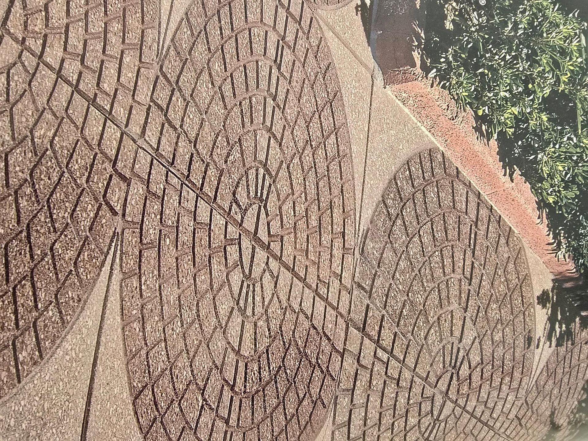 Un primo piano di un muro di mattoni con un motivo.