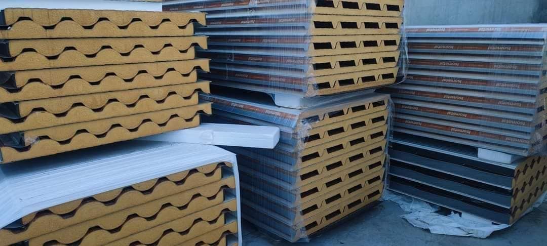 Un mucchio di pallet accatastati uno sopra l'altro in una stanza.