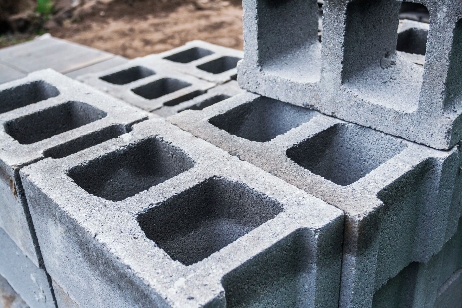 Una pila di blocchi di cemento accatastati uno sopra l'altro.