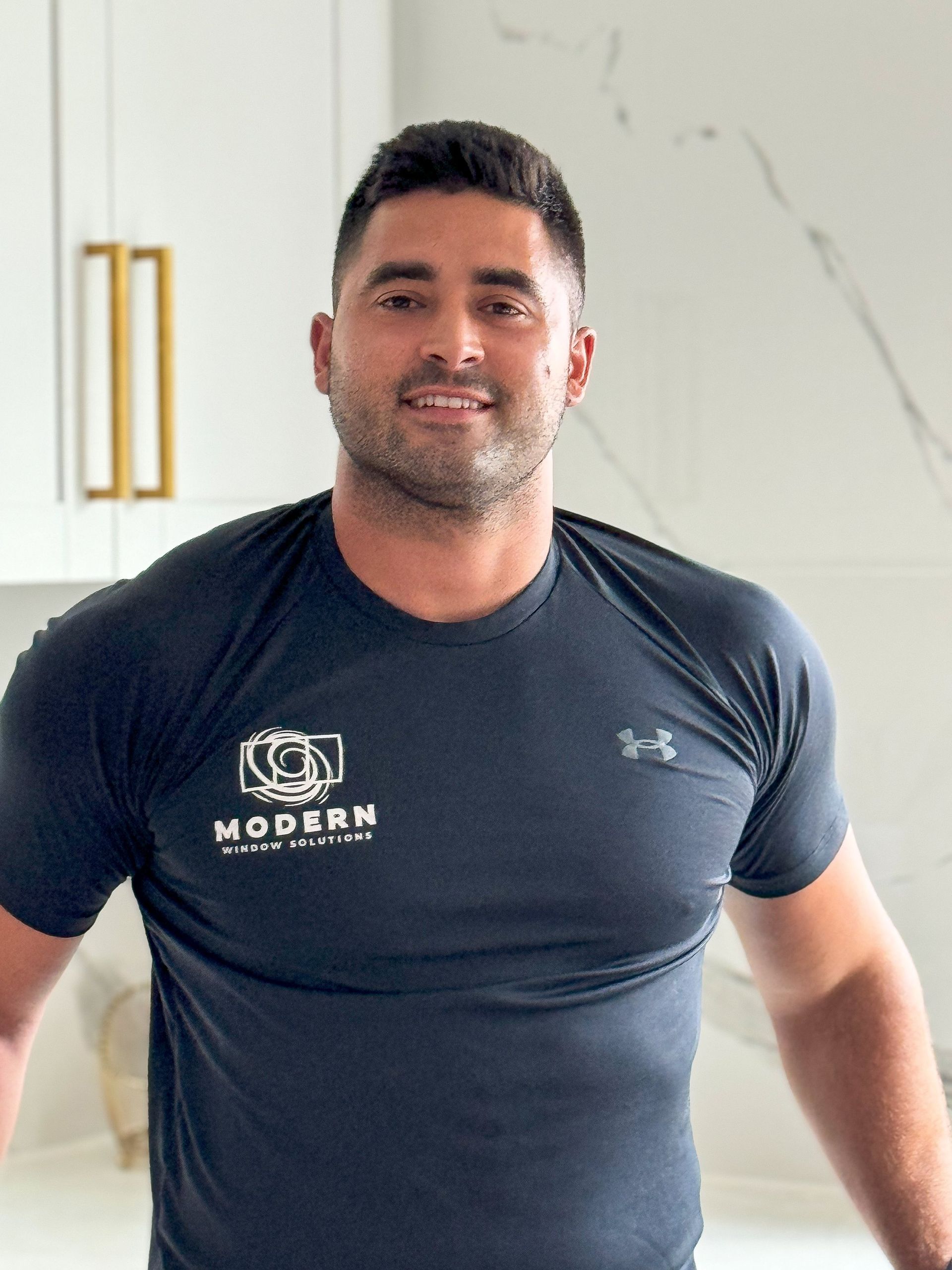 A man wearing a t-shirt with the word modfen on it