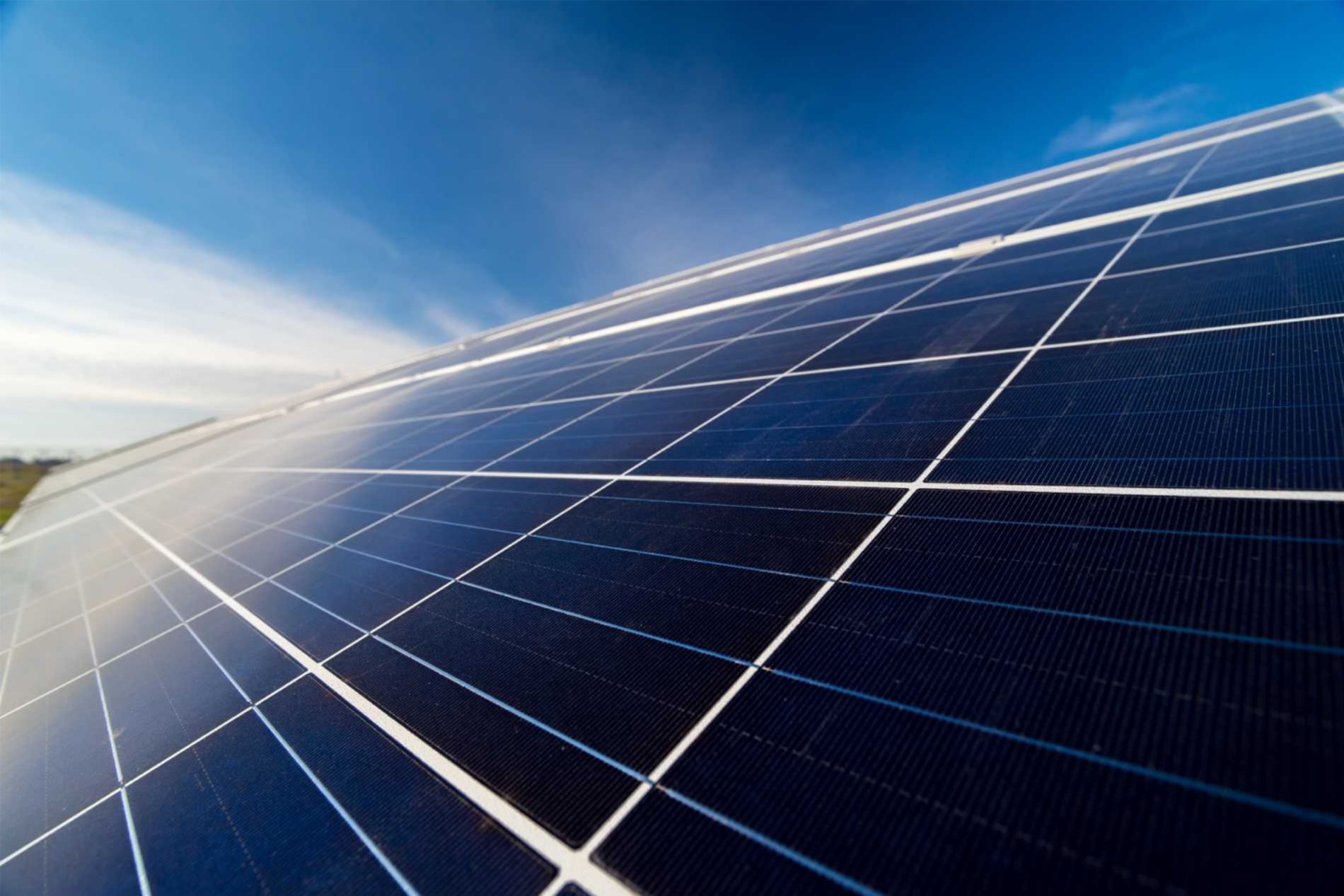 pannelli solari sul tetto di una abitazione