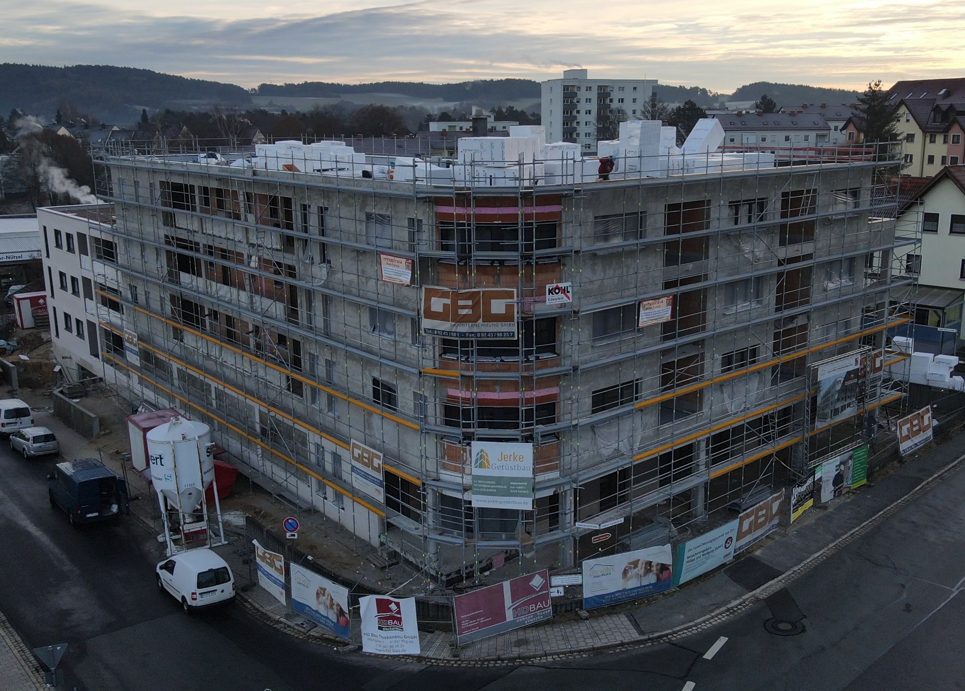 Drohnenaufnahmen Drohne Droni Franken Oberfranken Mittelfranken Bayern Unterfranken Kulmbach Bayreuth Bamberg Nürnberg Coburg Kronach DJI Baudokumentation Expose Immobilie Immobilien Büro Luftaufnahme Borkenkäfer Wald Hubsteiger Gerüst Verleih