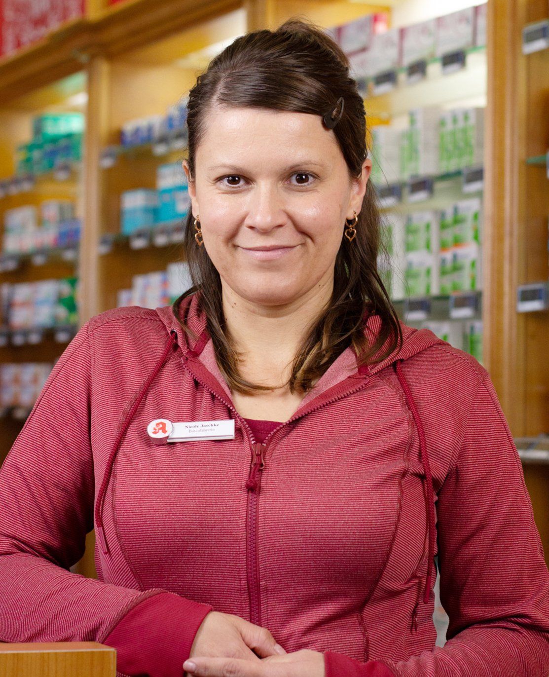 Eine Frau steht vor einem Tresen in einer Apotheke.