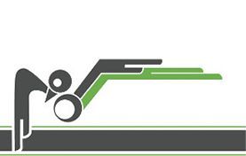 Eine Person liegt mit einer Schere auf einem Bett.