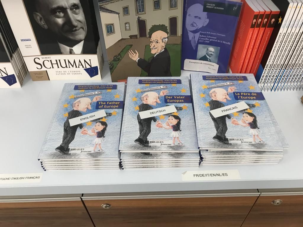 French, German and English copies of Krijtenburg’s children book of The Father of Europe, as sold in the Maison Robert Schuman, Scy-Chazelles (Metz).
