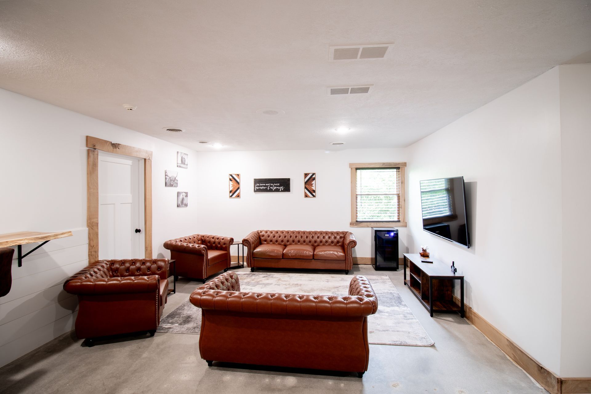 A living room filled with furniture and a flat screen tv.