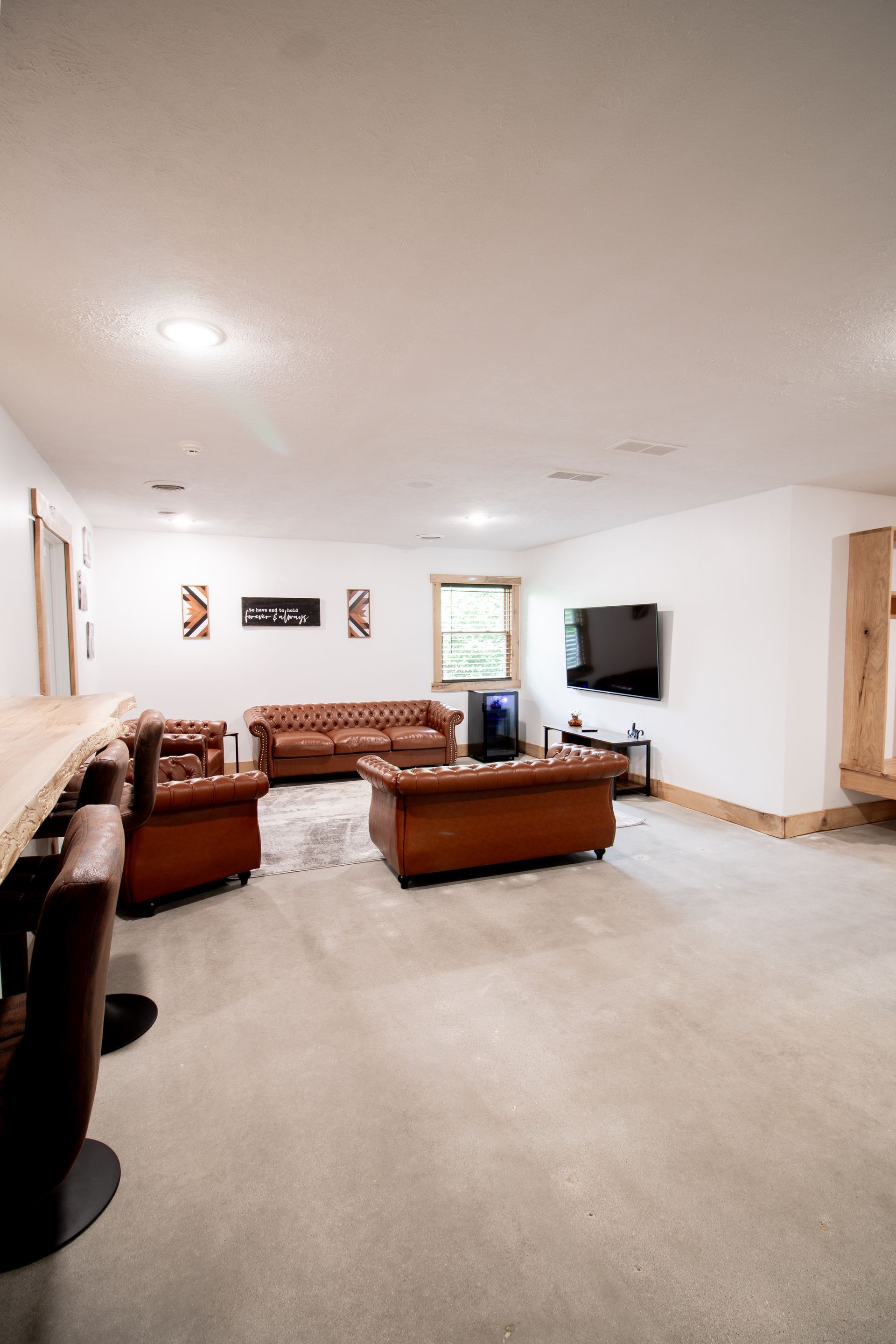A living room filled with furniture and a flat screen tv.