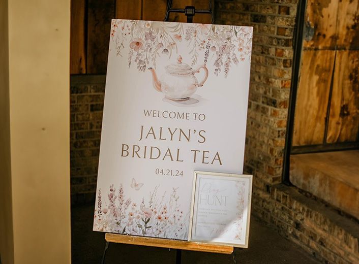 A welcome sign for jalyn 's bridal tea is sitting on an easel.