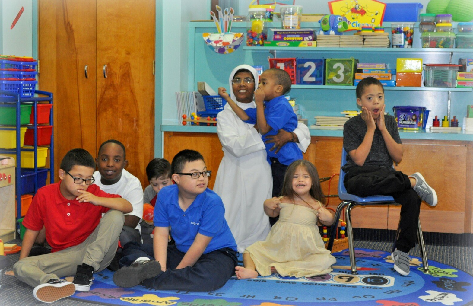 A group of children are posing for a picture in a classroom