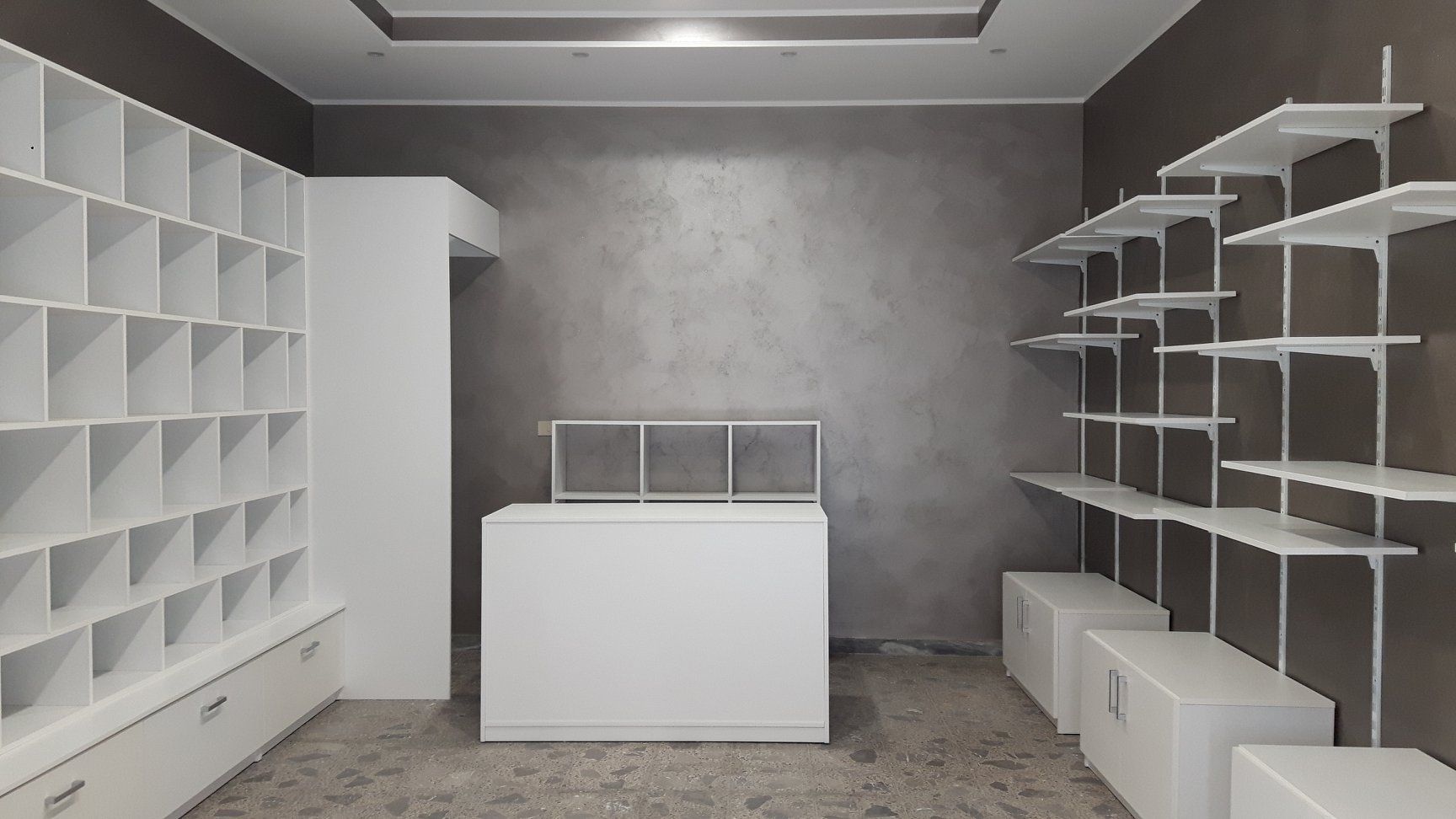 scaffali negozio legno