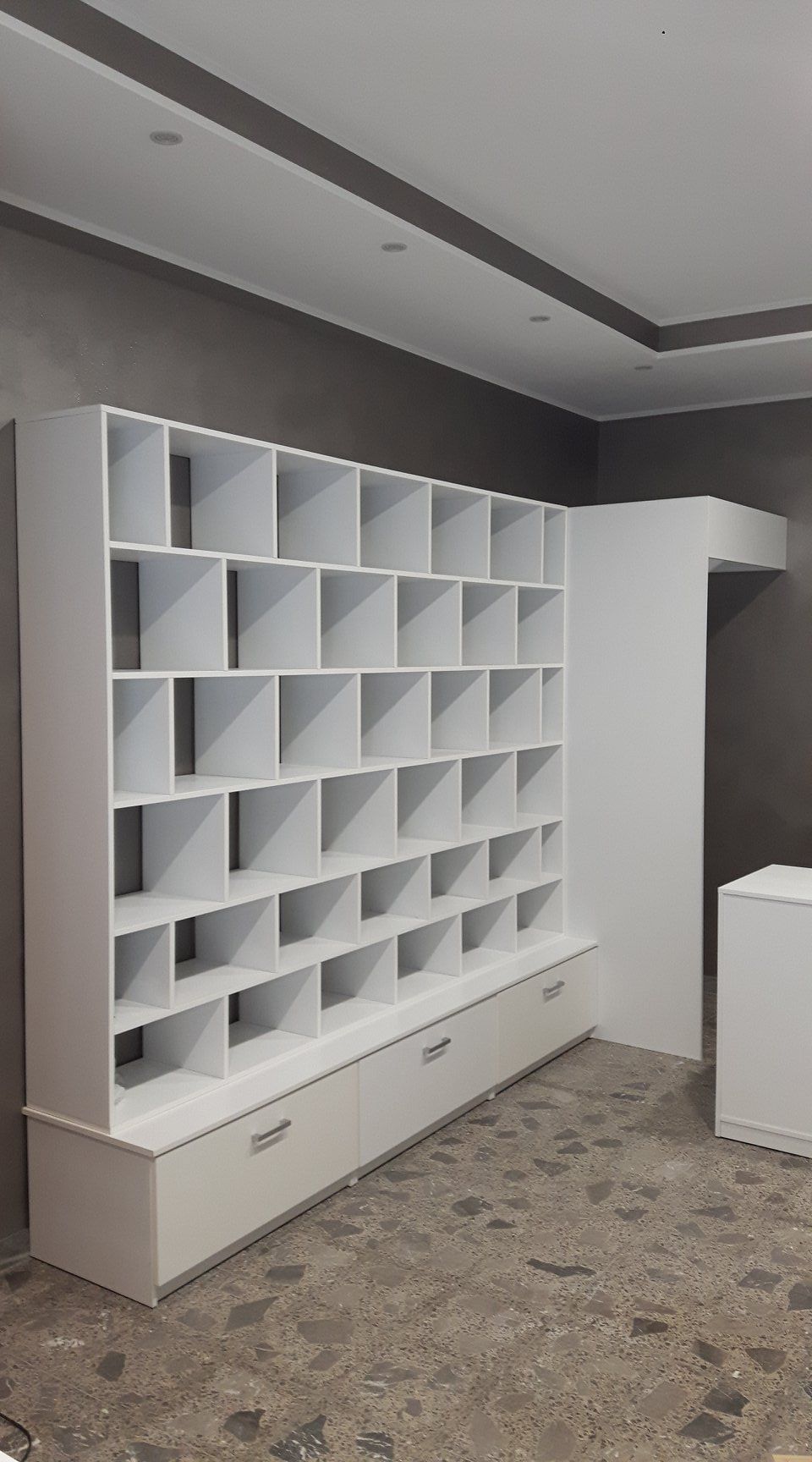 scaffali negozio su misura