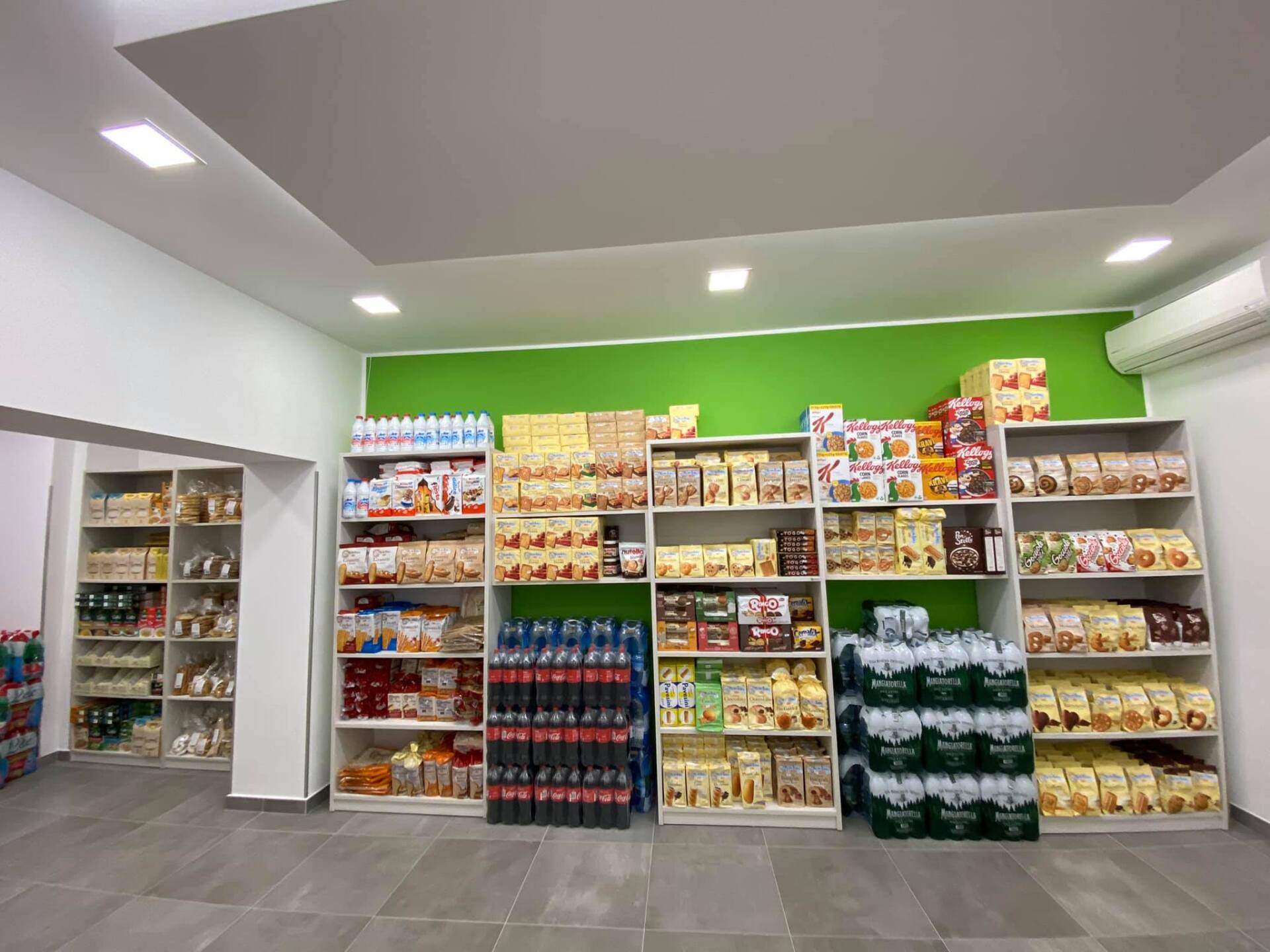 scaffali negozio arredi delizia