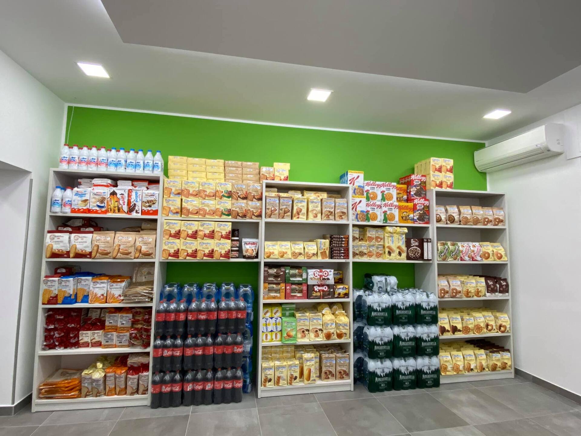 scaffali negozio arredi delizia