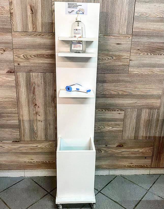 colonnina con disinfettante su misura