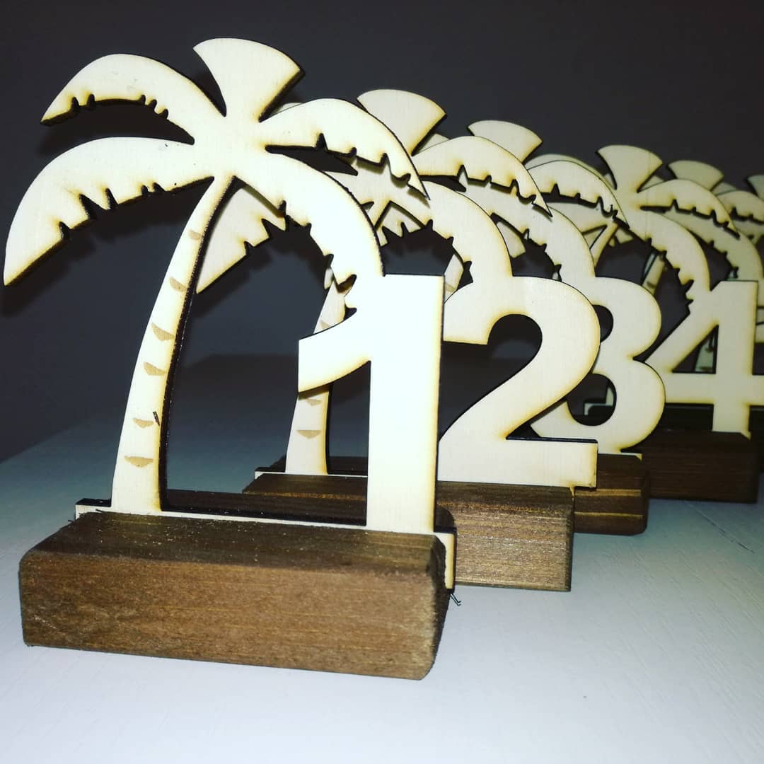 numeri in legno tavolo