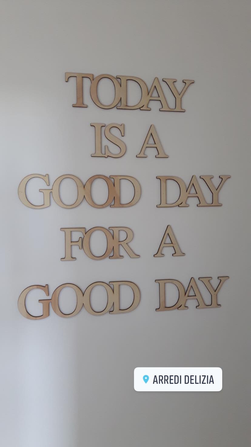 scritta muro in legno