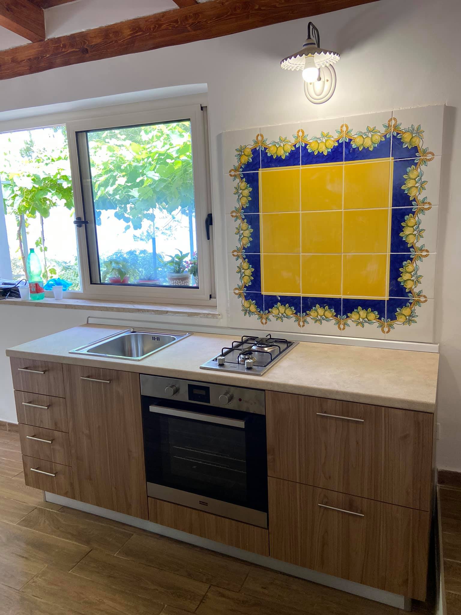 cucina classica con piastrelle colorate