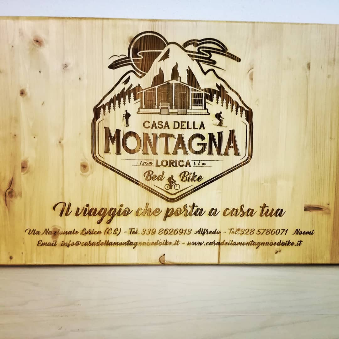 tabella in legno con incisione laser