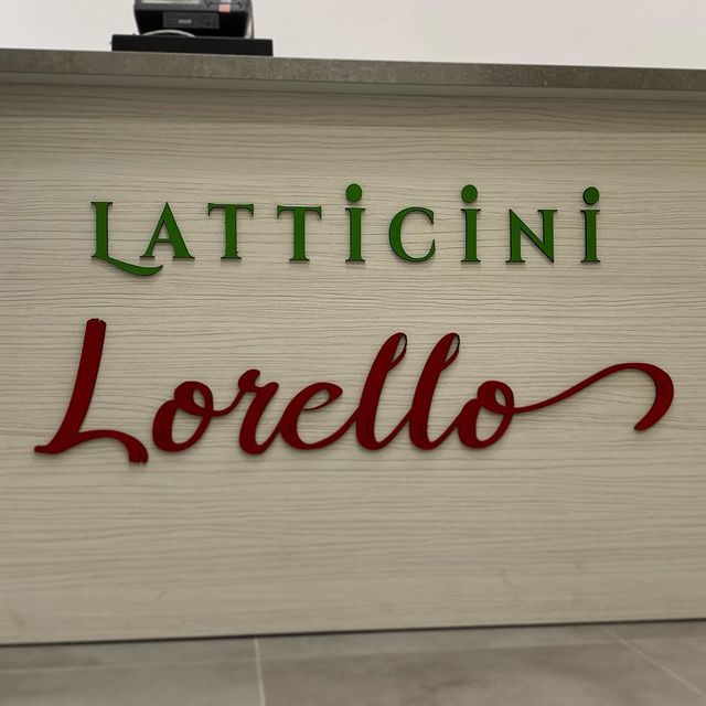 insegna in legno realizzata con lavorazione laser