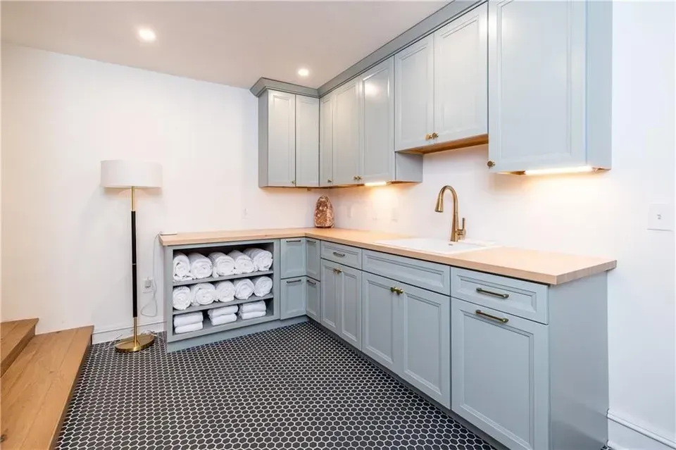 Sunnybrook bathroom 9