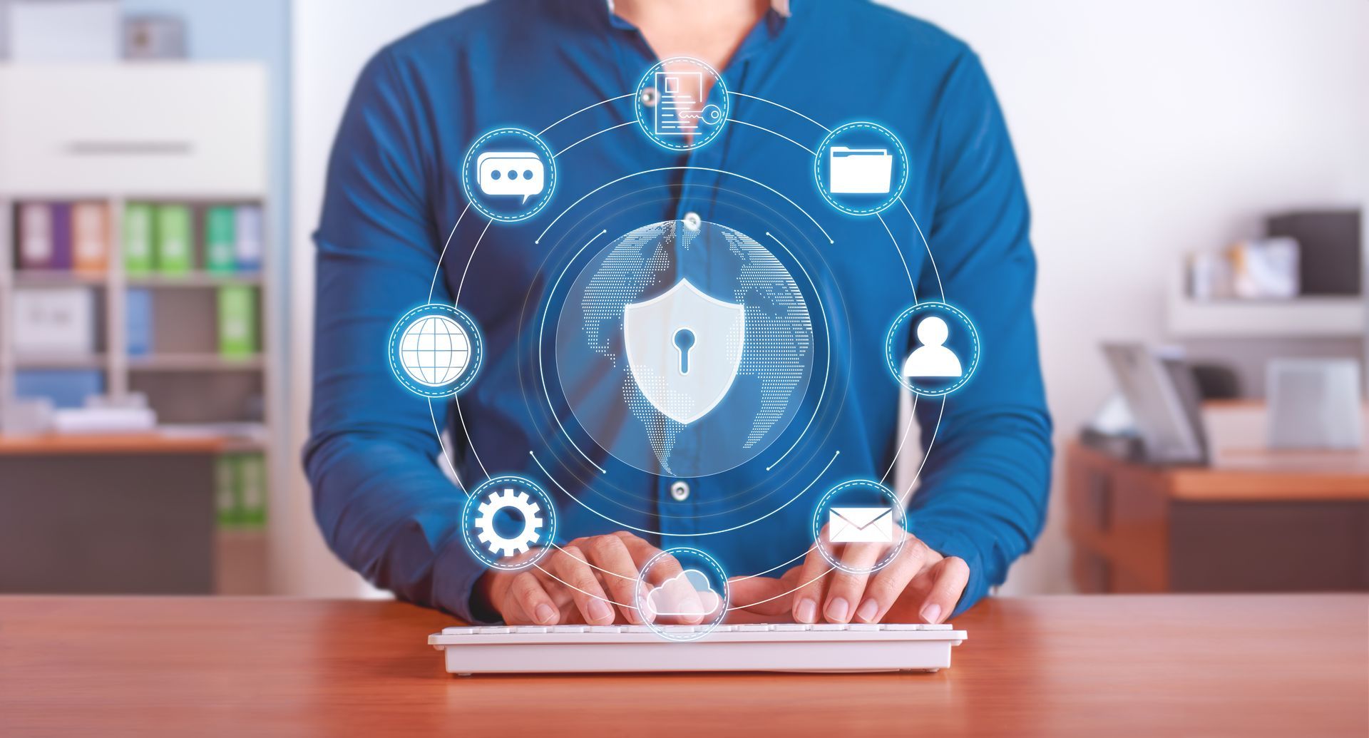Homem utilizando computador com ícones de segurança e-mail, contato e etc. 