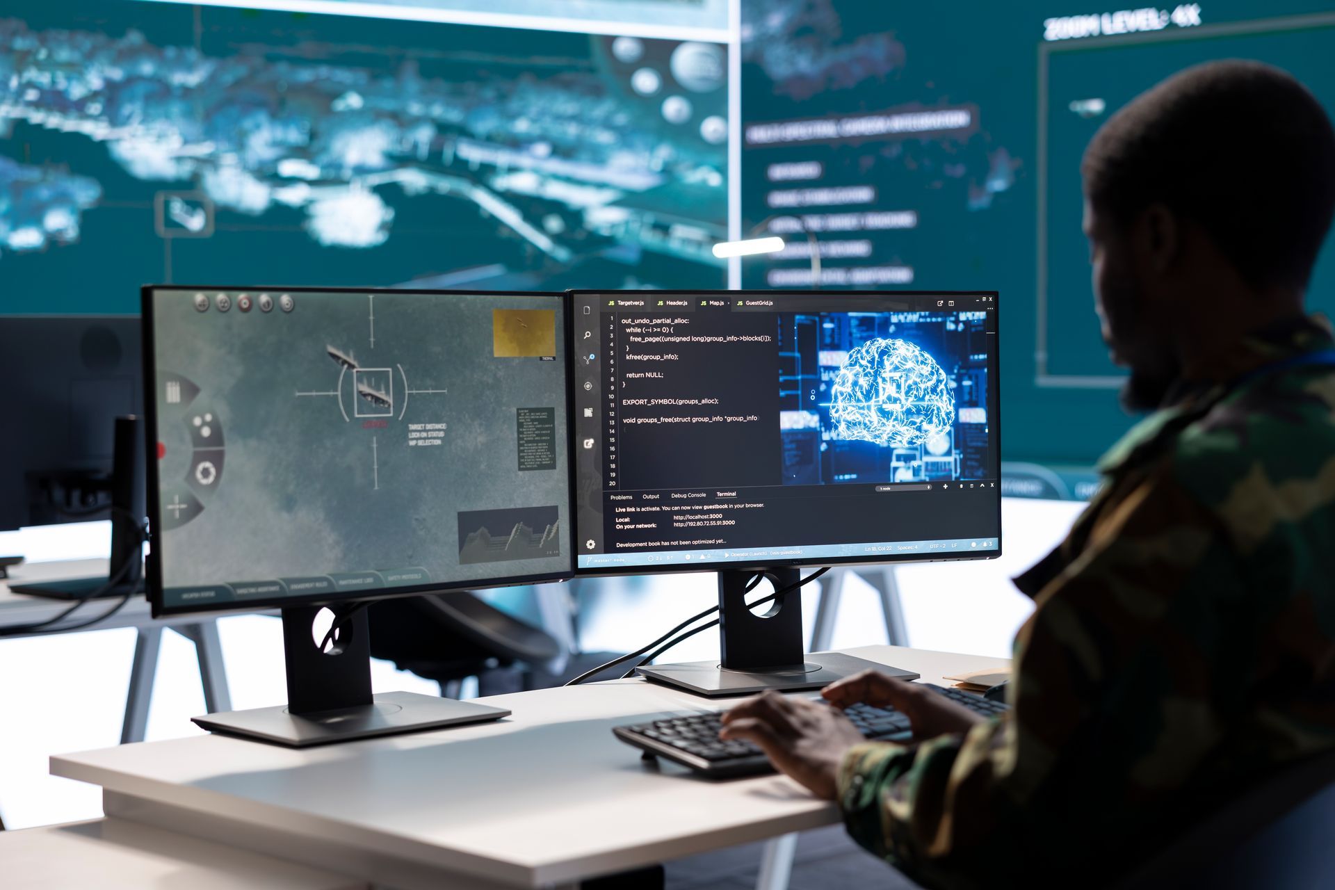 Homem utilizando computador para fazer a segurança 