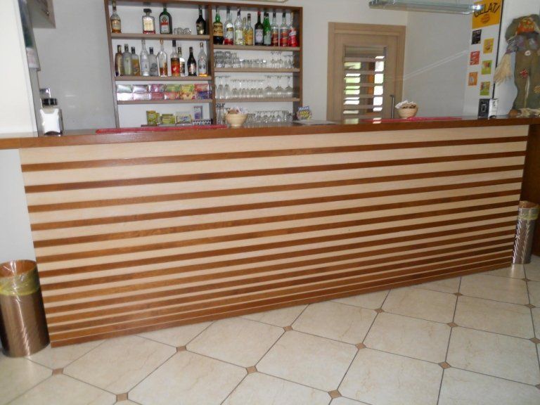 Bancone bar in legno