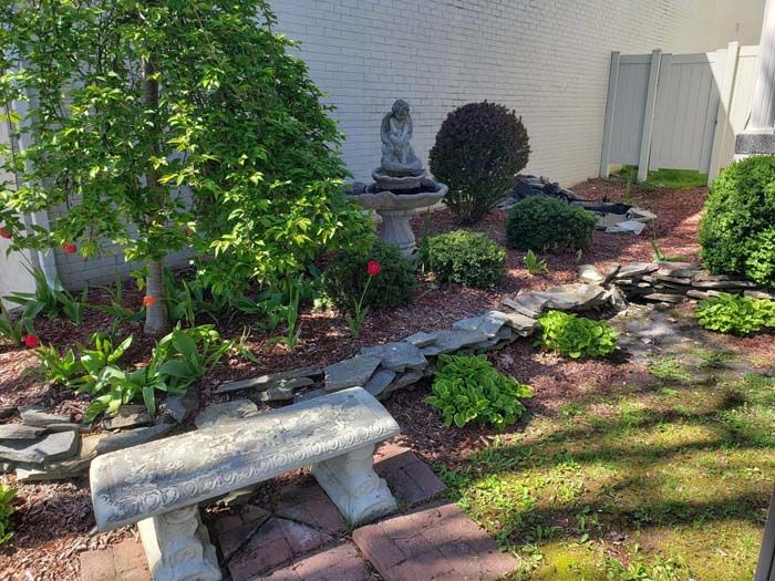 Several photos of Hux & Lipford Funeral Home In Mountain City, TN