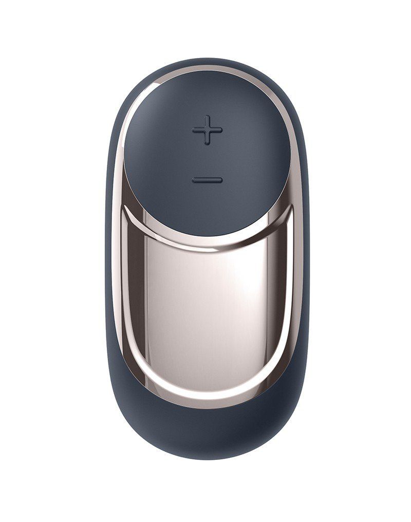 De Satisfyer Dark Desire is een handige oplegvibrator die je met zijn krachtige trillingen laat genieten van een adembenemend genot. Met zijn brede vormgeving stimuleert hij je clitoris over een groot oppervlak en zorgt hij met zijn gegroefde contactoppervlak voor een tintelend gevoel. De afgeronde, volumineuze punt zal je klit vakkundig stimuleren - maar het vergeet ook zeker de omringende zenuwen niet. Ondanks het compacte ontwerp verbergt de Satisfyer Dark Desire een krachtige motor die je verwent met 15 spannende trilstanden. De trilstanden zijn samengesteld uit 10 ritmes en 5 snelheden waardoor dit wellness accessoire zich dus perfect aan jouw stemmingen aanpast. Het toestel is bovendien fluisterstil en je kunt het intuïtief bedienen met behulp van de zachte siliconen toetsen. Als je speelkameraadje na gebruik helemaal uitgeput is, kun je hem opladen met de bijgeleverde magnetische USB-oplaadkabel.