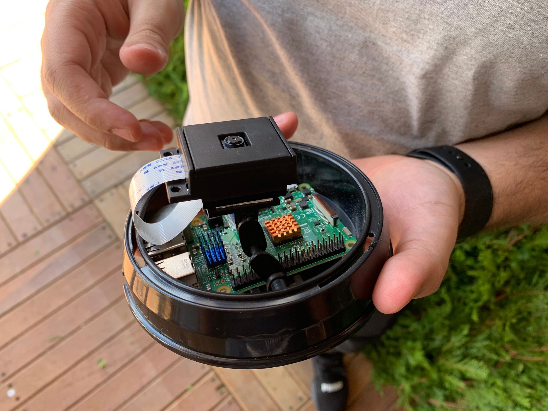 Uma pessoa está segurando um pequeno dispositivo eletrônico nas mãos.