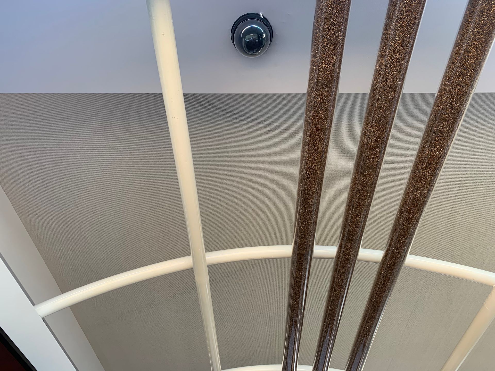 Um close de um teto com uma câmera nele